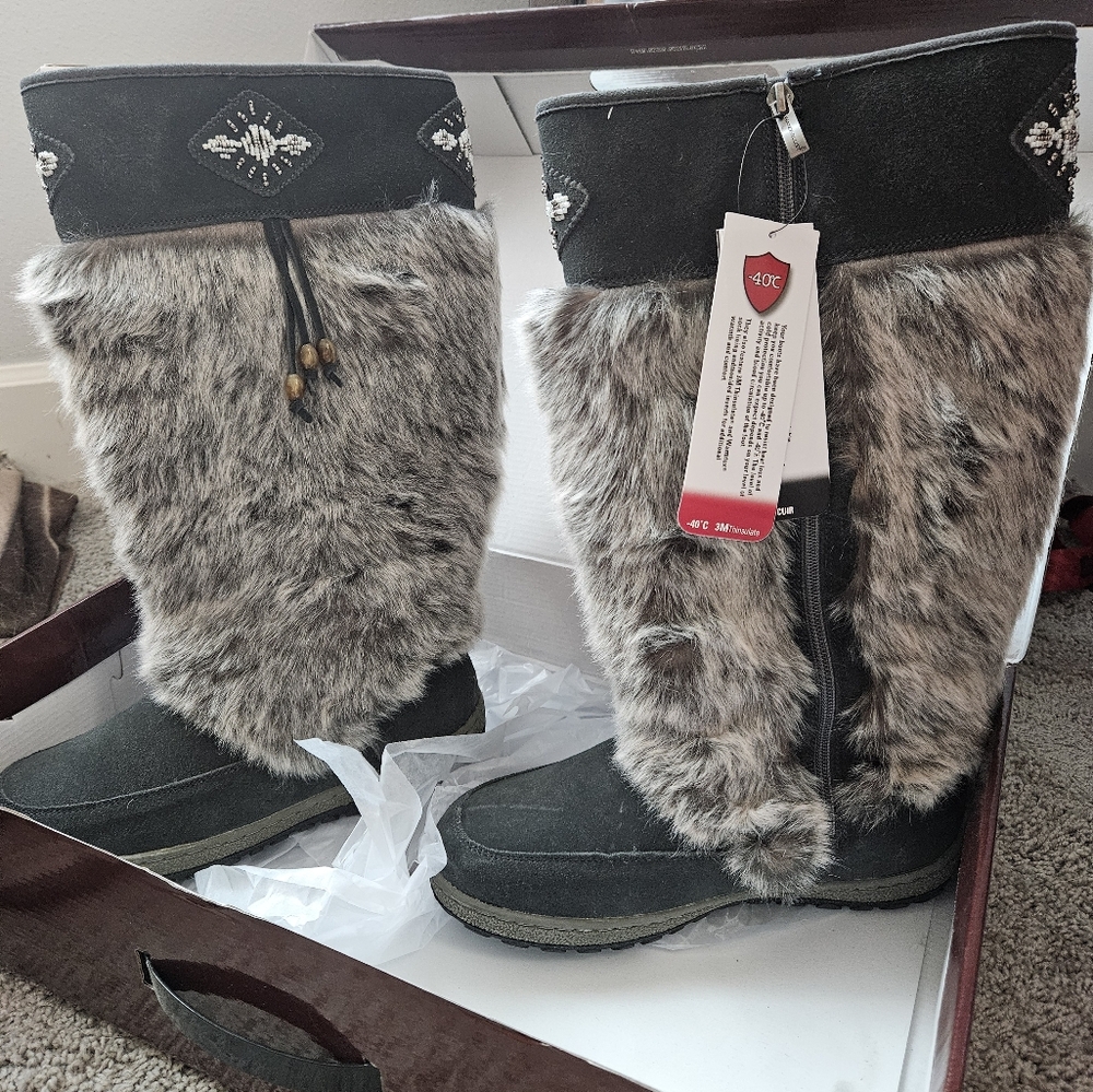 Wanderlust Nika waterproof boot women's size 10 NWT and box